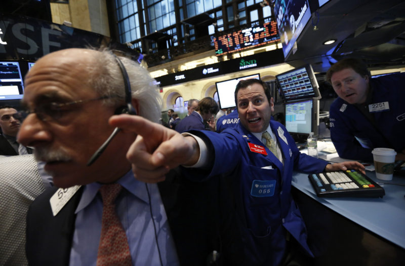 Pieţele bursiere americane anunţă recesiunea: Acţiunile scad, indicele Dow Jones a înregistrat cea mai proastă zi din 2019, iar randamentul obligaţiunilor americane a coborât sub 2%, ceea ce indică vremuri tulburi pentru economie