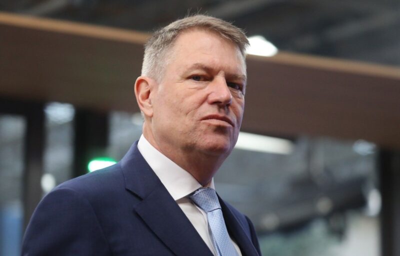 Alerta de grad zero. Preşedintele s-a trezit la realitate. Klaus Iohannis anunţă că vor fi luate măsuri dure de restricţii, având în vedere scăparea de sub control a virusului COVID-19 de către autorităţi (nu le-a numit). Un român moare la 3 minute de coronavirus