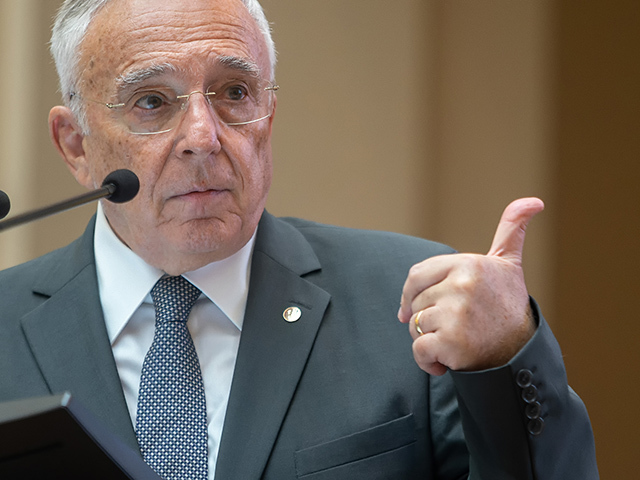 BLOOMBERG: MUGUR ISĂRESCU, CEL MAI LONGEVIV ŞEF DE BANCĂ CENTRALĂ DIN LUME, VA RĂMÂNE LA CONDUCEREA BNR PENTRU UN NOU MANDAT DE CINCI ANI
